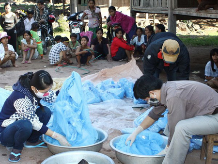 Cấp màn phòng, chống sốt rét cho đồng bào dân tộc thiểu số.